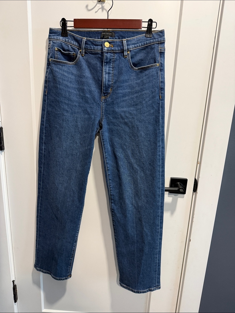 Ann Taylor Medium Blue High-Rise Straight Jeans The Straight Size 8 EUC